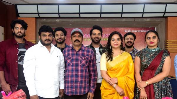 Singer Sunitha sing live song for Neeku Naaku Rasunte movie Singer Sunitha sing live song for Neeku Naaku Rasunte movie