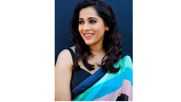 గ్లామర్ ట్రీట్‌తో మాయ చేస్తోంది