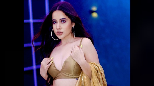 పూలతో తన శరీరాన్ని