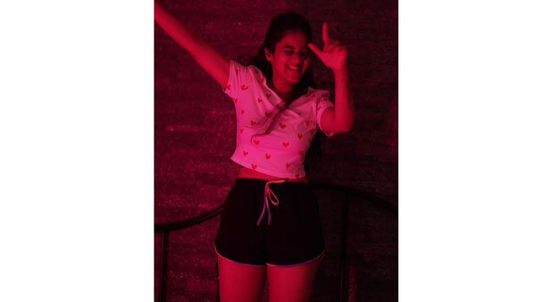 హాట్ ఫొటోలతో రెచ్చగొడుతోంది