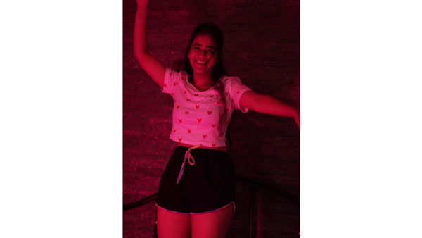 షార్ట్ డ్రెస్‌లో ఘాటు ఫోజులతో