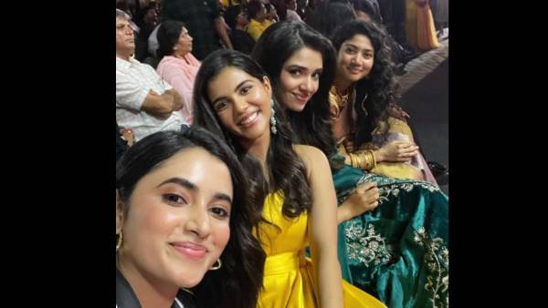 kalyani priyadarshan shared selfie photo with young heroines kalyani priyadarshan shared selfie photo with young heroines