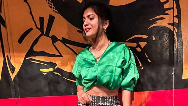 వరుస వీడియోలు చేస్తూ