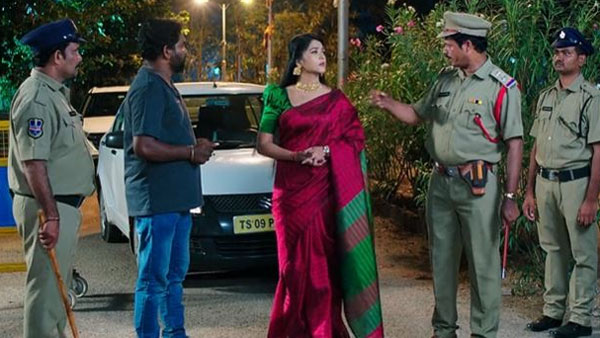 జ్వాలా కారును అడ్డుకొన్న పోలీసులు