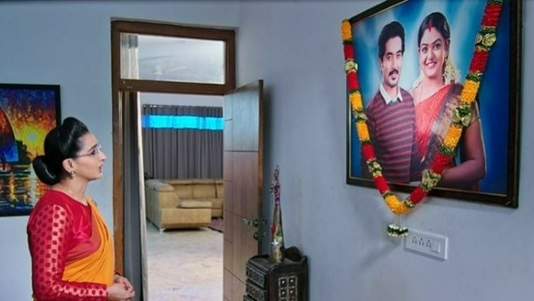 కార్తీక్, దీప ఫోటో ముందు సౌందర్య