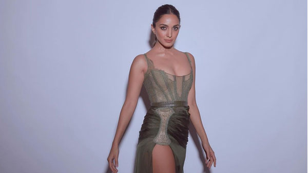 మోడలింగ్ చేస్తూ