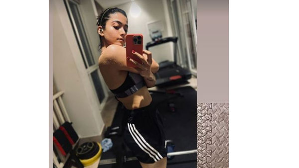 స్పోర్ట్స్ బ్రాతో రష్మిక హాట్ సెల్ఫీ: టాప్ టూ బాటమ్ కనిపించేలా ఘాటు ఫోజు