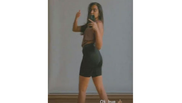 హాట్ సెల్ఫీలు షేర్ చేసింది