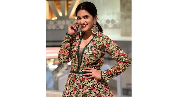 అందులో ఫుల్ బిజీగా కనిపిస్తూ