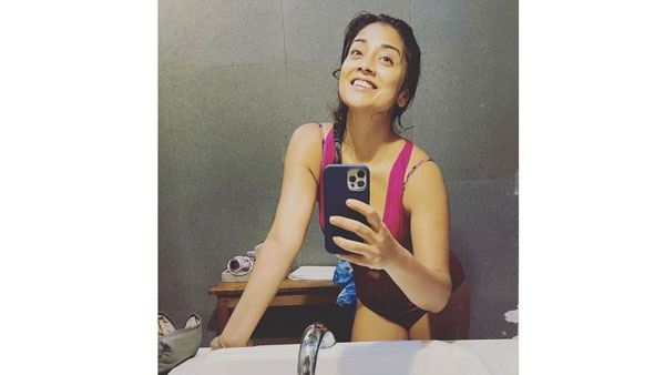 బాత్రూంలో బికినీతో ఫోజులు