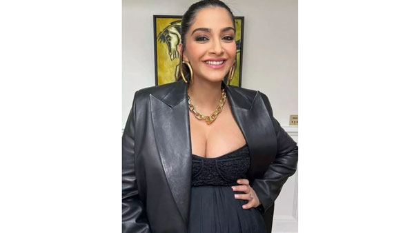 క్లీవేజ్ ఫోటోలతో రచ్చ చేస్తూ