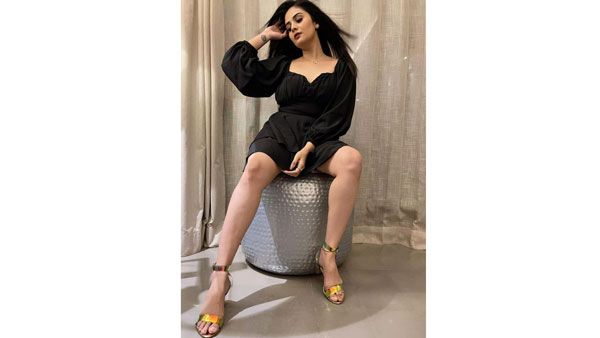 బుల్లి గౌనులో రెచ్చిపోయిన పిల్ల