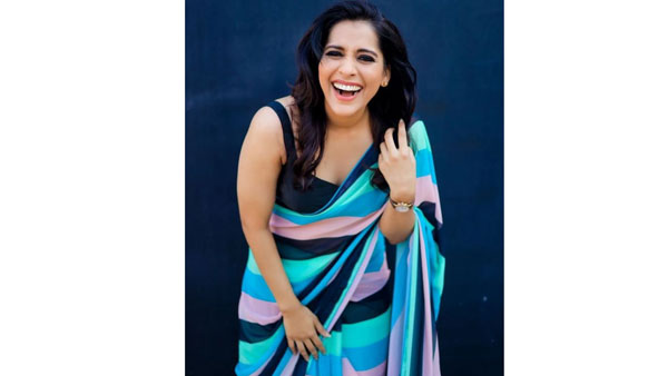 యాంకర్ రష్మీ అందాల ఆరబోత: స్లీవ్‌లెస్ బ్లౌజ్‌తో ముందుకు వంగి