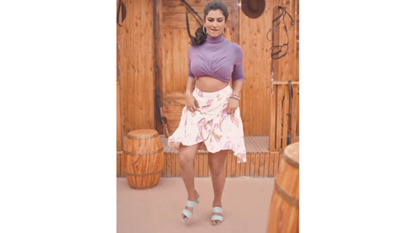 హాట్ భంగిమలతో డ్యాన్స్