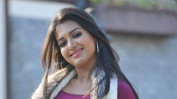 డెనిమ్స్ ధరించి