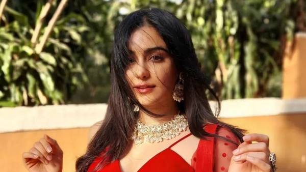  టాప్ లెస్ అందాలతో..