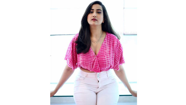 అందాల విందు చేస్తూ రచ్చ