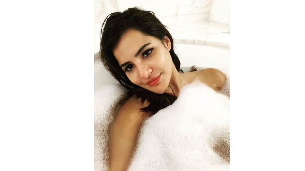 స్నానం చేస్తోన్న పిక్‌లు వదిలి