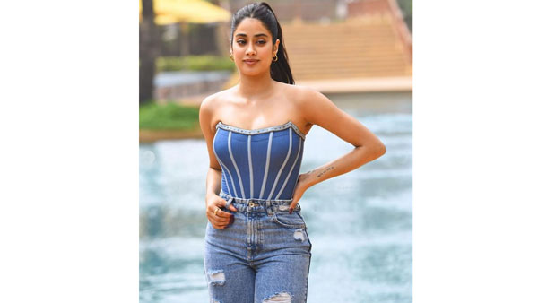 స్ట్రాప్‌లెస్ డ్రెస్‌లో గ్లామర్ షో