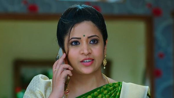 తల్లికి నిరుపమ్ ఎదురు ప్రశ్నలు