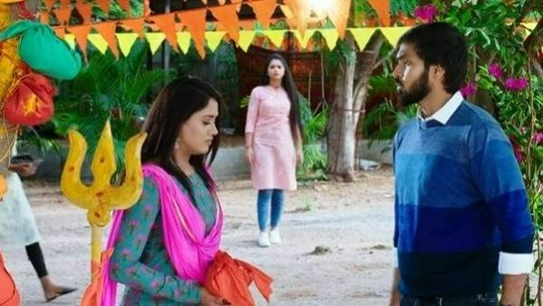 గుడిలో ముడుపులు కడుతూ.. 