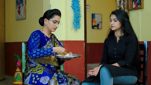  ప్రేమగా గొరు ముద్దలు తినిపిస్తూ..