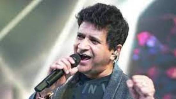 స్టేజ్ వద్ద జనం చుటుముట్టడంతో