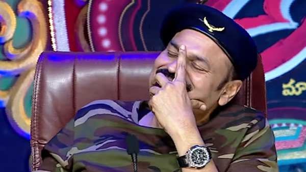 బయటకు వెళ్లిపోతున్న సీనీయర్స్