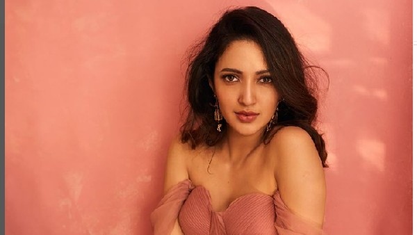 చూపులతోనే కవ్విస్తూ