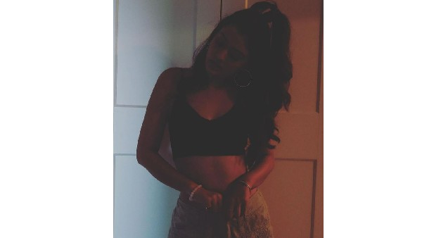 డార్క్ రూమ్లో బ్రాతో సెగలు