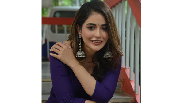 టాక్సీ వాలా సినిమాలో