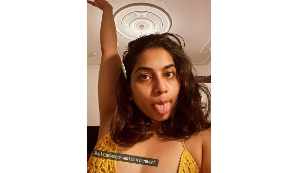 బ్రాతో పునర్నవి హాట్ సెల్ఫీ