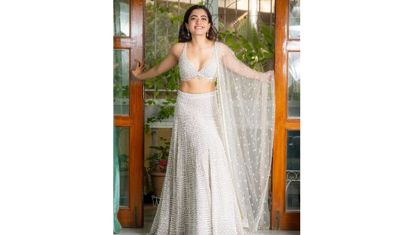 క్లీవేజ్ షోతో సెగలు రేపుతోంది