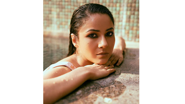 పబ్లిక్ గా ముద్దులు