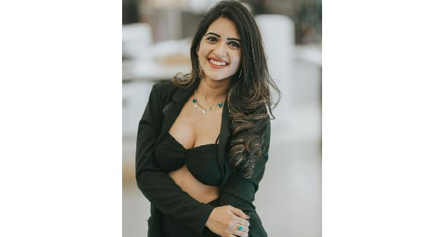 హాట్ షోతో రెచ్చిపోతోందిగా