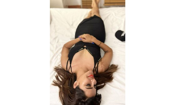 బెడ్‌పై యమ హాట్‌గా అషు రెడ్డి