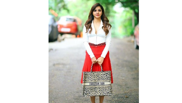 టాప్ బటన్స్ విప్పేసిన బ్యూటీ