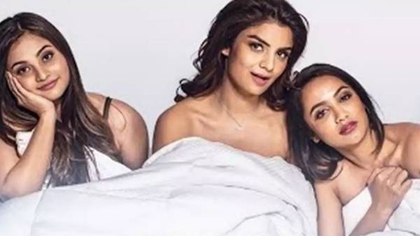  బ్యాగ్రౌండ్ లో