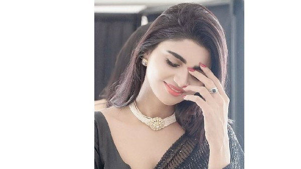 ట్రాన్స్‌పరెంట్ శారీలో ట్రీట్