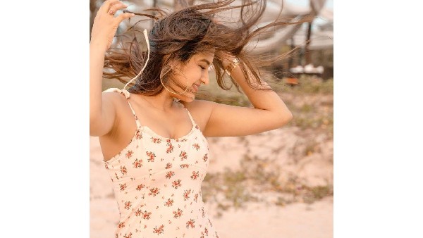 స్లీవ్‌లెస్ టాప్‌లో నిధి హాట్ ట్రీట్