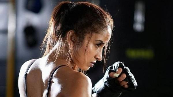 బ్రూస్ లీని అభిమానించే యువతిగా