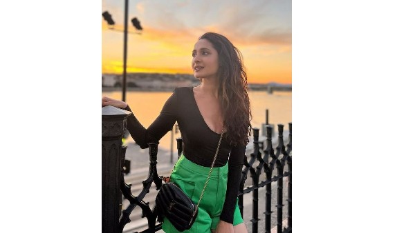 షార్ట్ డ్రెస్‌లో ప్రగ్యా జైస్వాల్ ట్రీట్