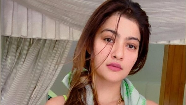 కారులో వెళ్లడం చూసి