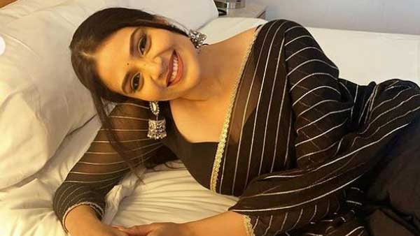 చీరలో అందాలను ఆరబోస్తూ