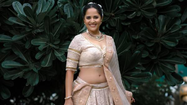 నాభి అందాలతో..