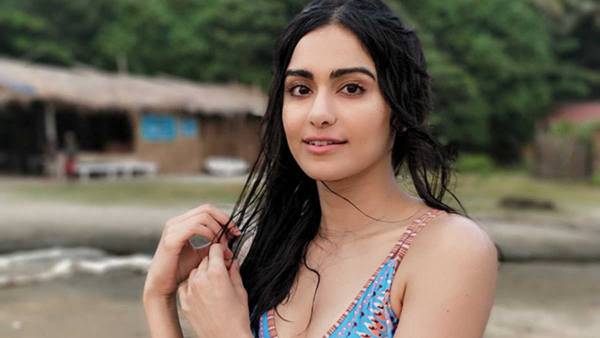 అందాలతో కనువిందు చేస్తూ