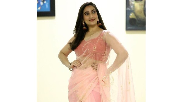 గ్లామర్ ట్రీట్‌తో రచ్చ చేస్తూనే