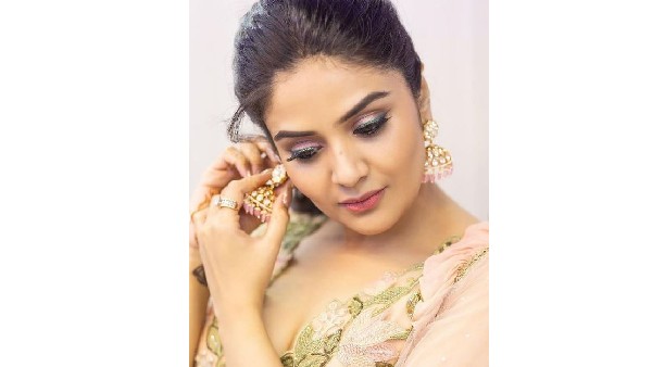 వలపు వల వేస్తోన్న యాంకర్