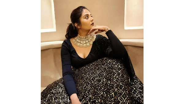 అందాలను ఆరబోస్తూ రచ్చ