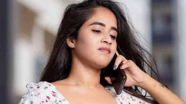 షణ్ముఖ్‌తో డేటింగ్‌తో ఫేమస్